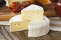 Мягкий французский сыр из коровьего молока с нежной бархатистой корочкой из белой плесени 125гр.